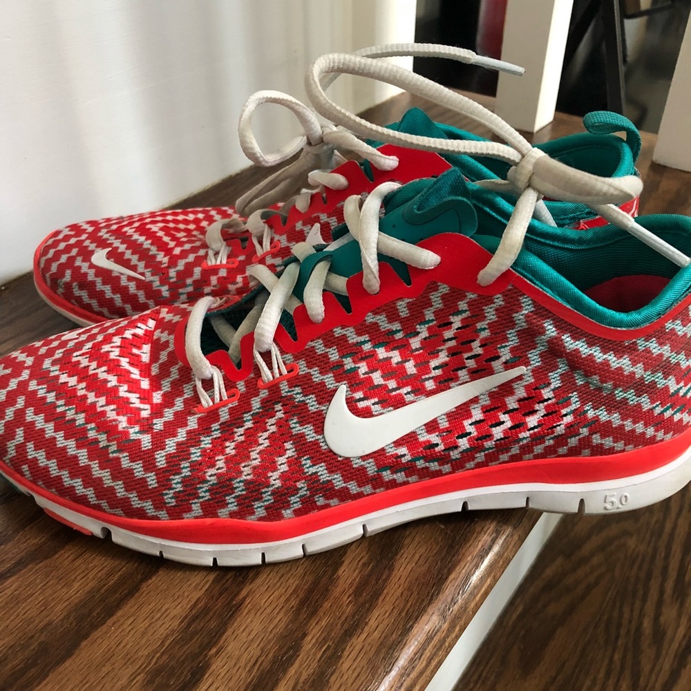 EUC Nike Free running sneakers size 6.5